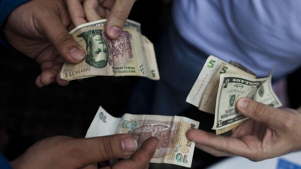 Un dólar en ascenso rompe la barrera de los 15 pesos en Argentina - Sputnik Mundo