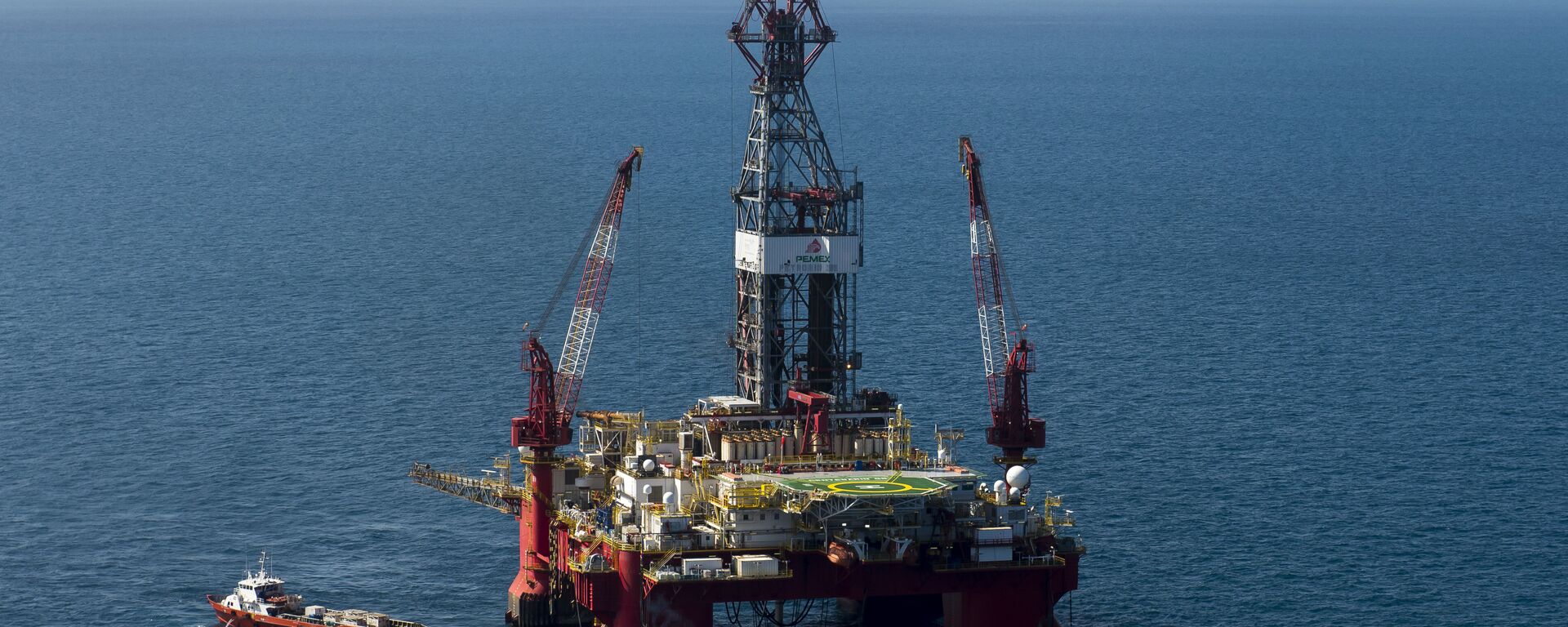 Aerial view of the Centenario exploration oil rig, operated by Mexican company Grupo R and working for Mexico's state-owned oil company PEMEX, in the Gulf of Mexico on August 30, 2013. - Sputnik Mundo, 1920, 18.03.2021
