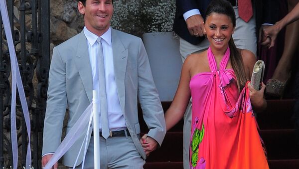 Lionel Messi, futbolista argentino, con su esposa, Antonela Roccuzzo - Sputnik Mundo