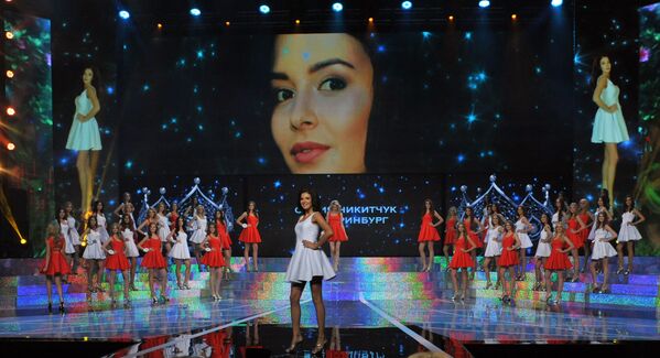 Miss Rusia 2015 Sofia Nikitchuk durante el concurso - Sputnik Mundo