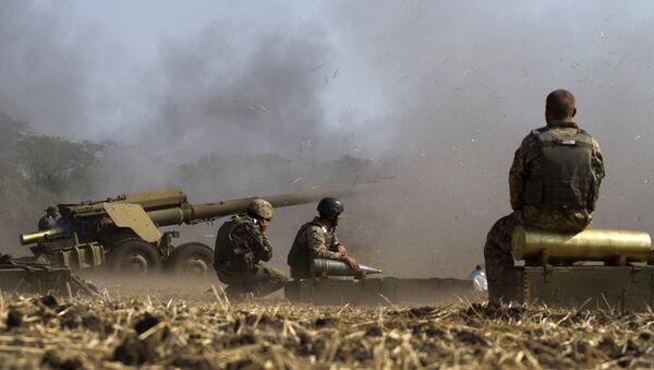 Soldados ucranianos durante los ejercicios cerca de la ciudad de Mariúpol - Sputnik Mundo