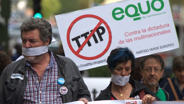Protesters take part in demonstration against Transatlantic Trade and Investment Partnership (TTIP) in Madrid  (File) - Sputnik Mundo