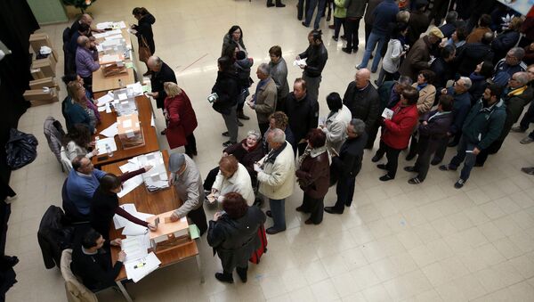 Los ciudadanos en un local de votación durante las elecciones en Barcelona - Sputnik Mundo