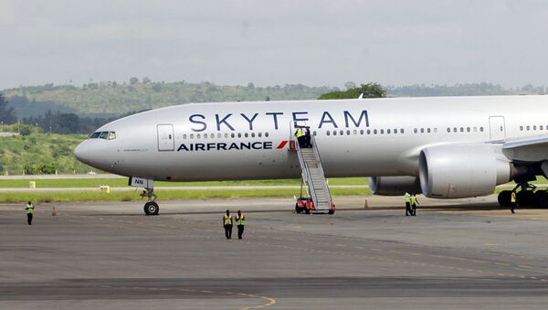 El avión de Air France en el aeropuerto de Mombasa en Kenia - Sputnik Mundo