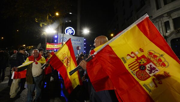 Los partidarios del PP con la bandera de España al frente de la sede del partido después de las elecciones. El 20 de diciembre del 2015 - Sputnik Mundo