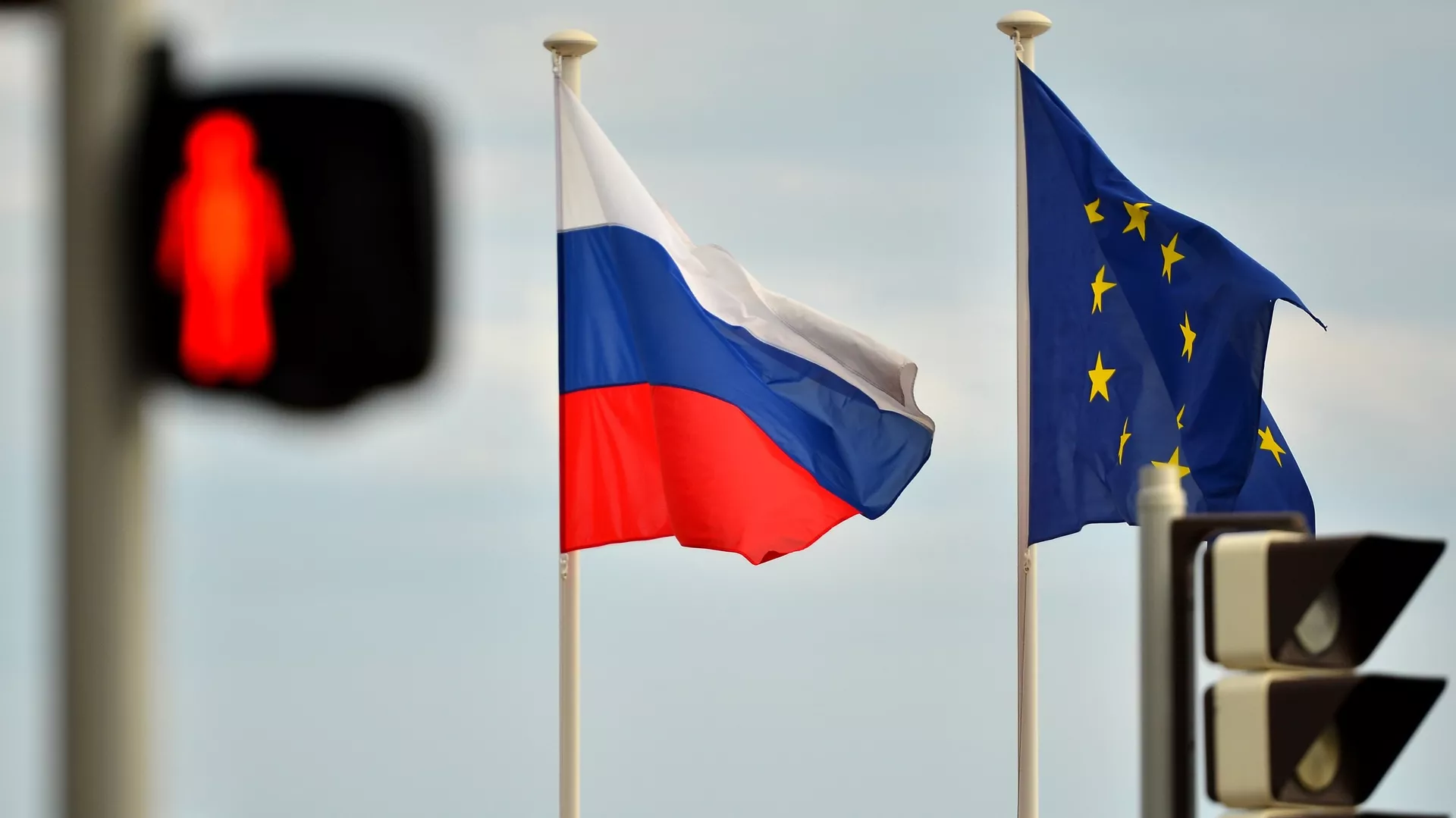Banderas de Rusia y la UE - Sputnik Mundo, 1920, 04.02.2024