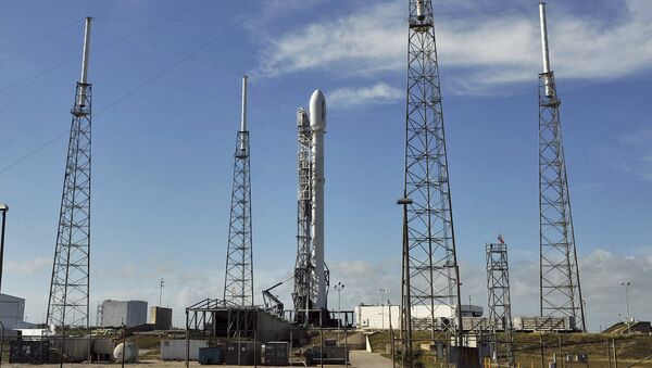 The SpaceX Falcon 9 rests on its launch pad at the Cape Canaveral Air Force Station on the private company's first mission since a June catastrophic failure in Cape Canaveral, Florida - Sputnik Mundo