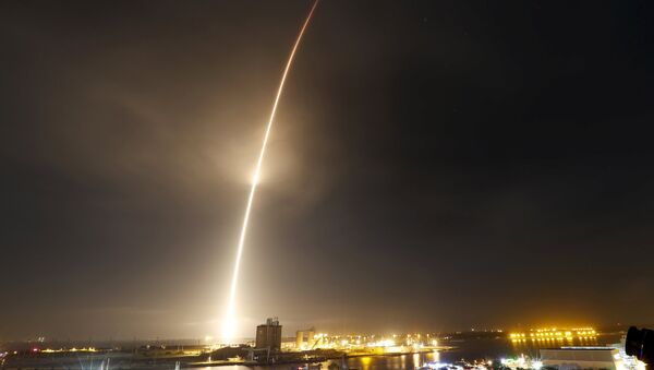 Cohete propulsor Falcon 9 es lanzado al espacio desde Cabo Cañaveral, Florida - Sputnik Mundo