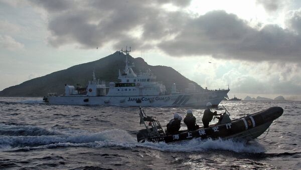Japanese Coast Guard boat and vessel sail alongside Japanese activists' fishing boat, not in photo, warning the activists away from a group of disputed islands called Diaoyu by China and Senkaku by Japan - Sputnik Mundo