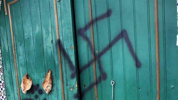 Xenophobic neo-nazi propos were spray-painted on the wall - Sputnik Mundo