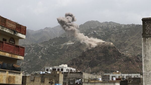 El humo sobre un pueblo de Yemen - Sputnik Mundo