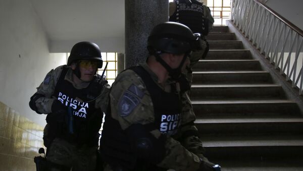 Policías bosnios durante una operación especial (archivo) - Sputnik Mundo