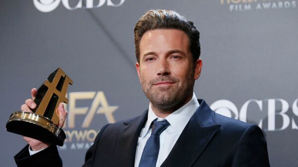 Actor Ben Affleck poses backstage with the Hollywood film award, which he accepted on behalf of the creators, for Gone Girl during the Hollywood Film Awards in Hollywood, California - Sputnik Mundo