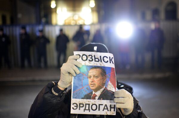 Акция протеста проходит у здания посольства Турции в Москве - Sputnik Mundo