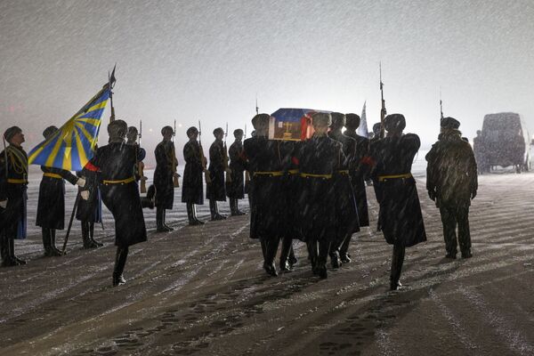 Почетный караул встречает гроб с телом подполковника Олегом Пешкова на Чкаловском военном аэродроме - Sputnik Mundo