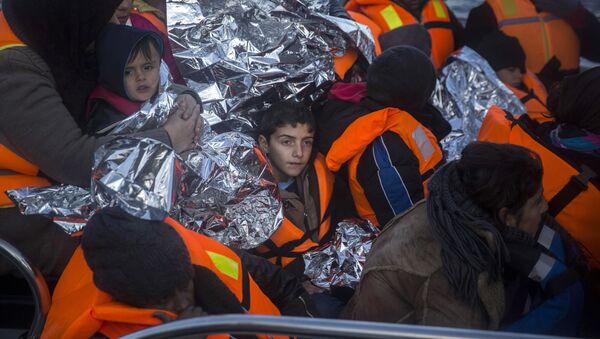 Refugiados llegan a la isla griega de Lesbos - Sputnik Mundo