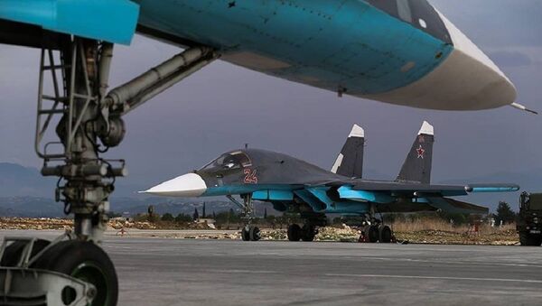 Bombarderos rusos Su-34 en la base aérea de Hmeymim en Siria - Sputnik Mundo