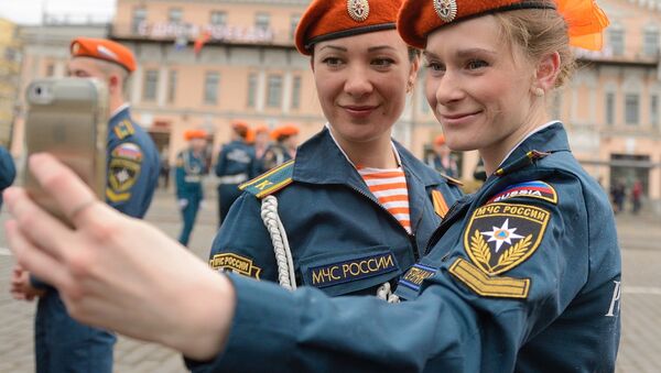 Hombres y mujeres socorristas rusos - Sputnik Mundo