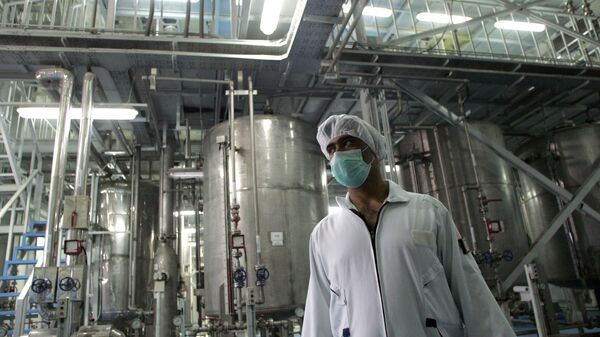 Un tecnólogo iraní en la planta de la conversión nuclear de Isfahan - Sputnik Mundo