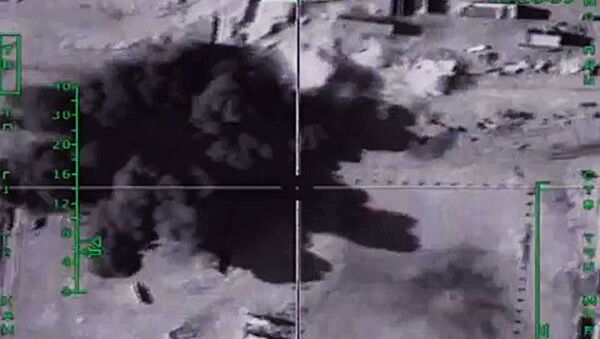 Los ataques aéreos rusos contra las instalaciones de extracción y refinación de petróleo de Daesh - Sputnik Mundo