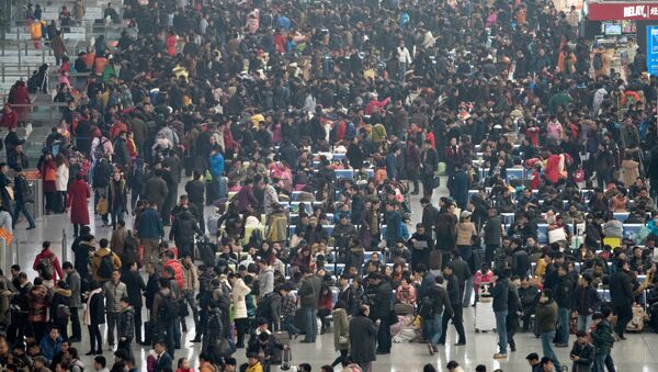 La gente en la estación ferroviaria de Hongqiao, China - Sputnik Mundo