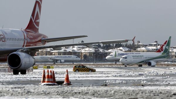 Aviones en el aeropuerto de Estambul tras la nevada - Sputnik Mundo
