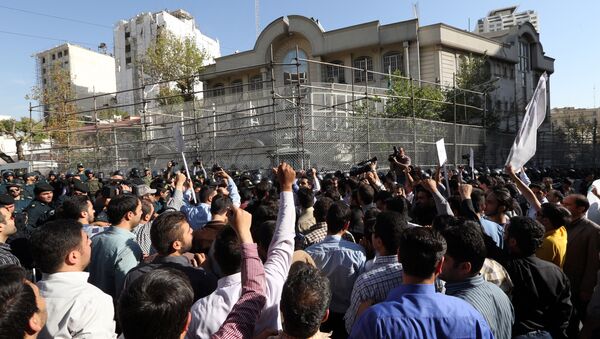 Iranian protesters shout slogans during a demonstration against Saudi Arabia outside its embassy in Tehran on September 27, 2015 - Sputnik Mundo