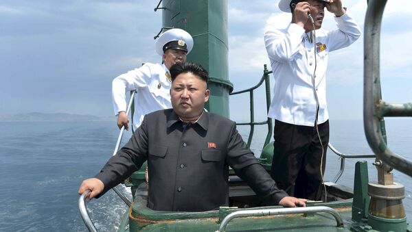 Kim Jong-un, líder de Corea del Norte, visita un submarino del Ejército Popular del país (Archivo) - Sputnik Mundo