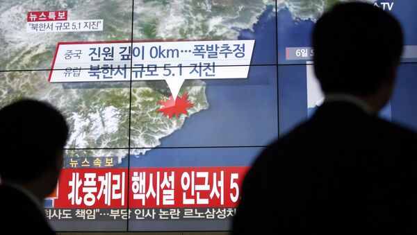People walk by a screen showing the news reporting about an earthquake near North Korea's nuclear facility, in Seoul, South Korea, Wednesday, Jan. 6, 2016. - Sputnik Mundo