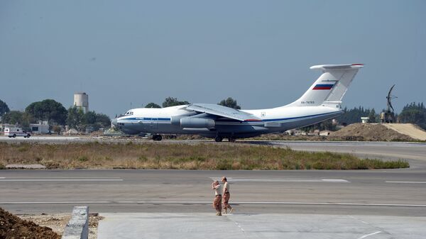 El avión ruso Il-76 en la base aérea de Hmeymim en Siria (archivo) - Sputnik Mundo