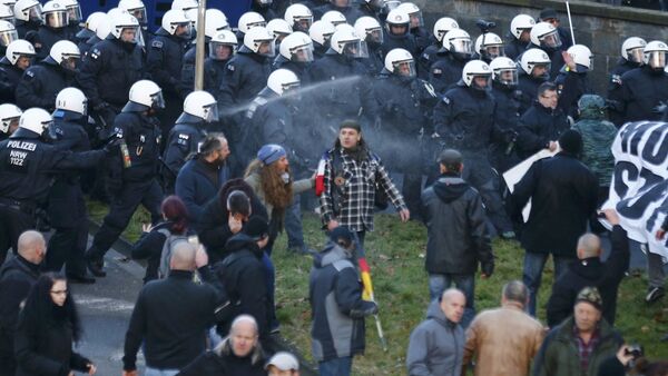'Patriotas europeos' dispersados por la policía alemana en Colonia - Sputnik Mundo