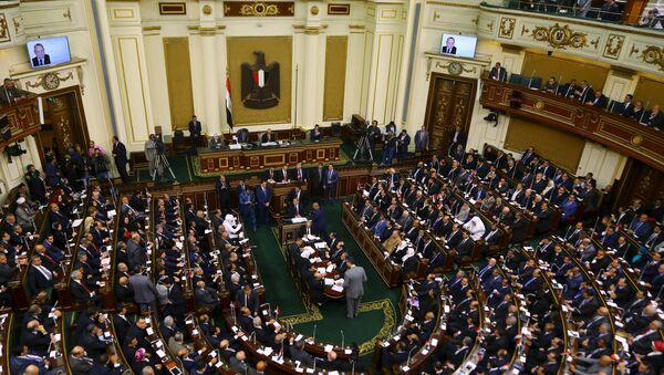 A general view shows members of the Egyptian parliament attending the opening session at the main headquarters of Parliament in Cairo, Egypt - Sputnik Mundo
