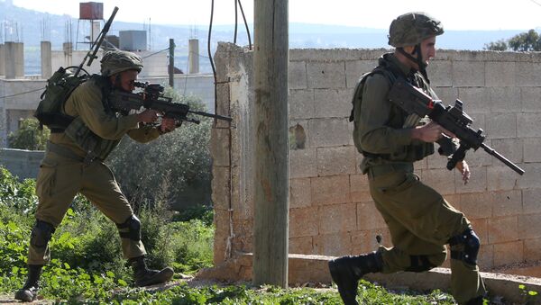 Soldados israelíes durante enfrentamientos con los palestinos - Sputnik Mundo