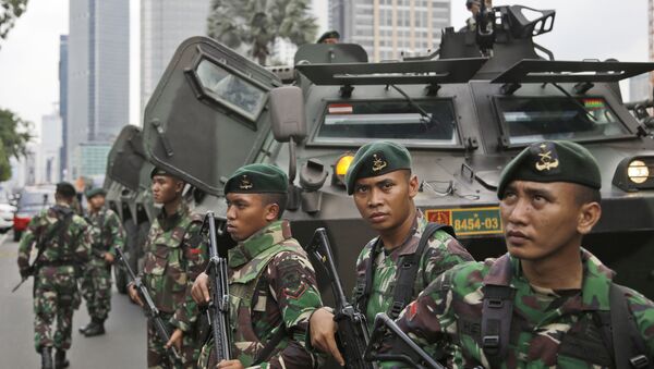 Soldados indonesios en el lugar del atentado en Yakarta - Sputnik Mundo