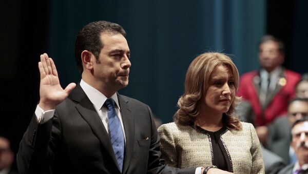 Jimmy Morales, presidente de Guatemala, con su esposa Gilda Marroquin durante la inauguración - Sputnik Mundo