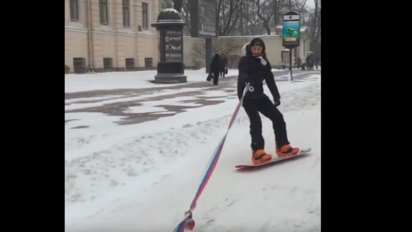 Snowboard en las calles de una ciudad rusa - Sputnik Mundo