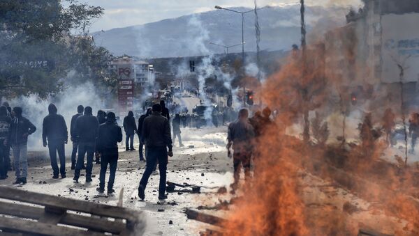 Enfrentamientos entre los alauitas kurdos y policía turca - Sputnik Mundo