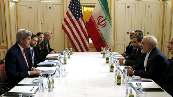 Secretario de Estado de EEUU, John Kerry, habla con ministro de Exteriores de Irán, Yavad Zarif - Sputnik Mundo