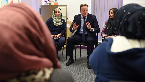 Primer ministro de Reino Unido, David Cameron, en una clase de inglés para mujeres musulmanas - Sputnik Mundo