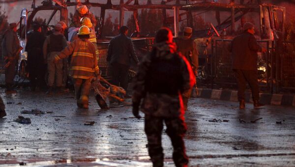 Los policías y los bomberos inspeccionan el sitio de la explosión del camión bomba en Kabul - Sputnik Mundo