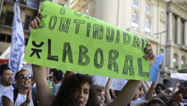 Protesta en Buenos Aires en rechazo a los despidos en Argentina - Sputnik Mundo