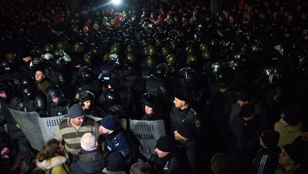 Los policías moldavos protegen el edificio del Parlamento contra los manifestantes en Chisinau - Sputnik Mundo