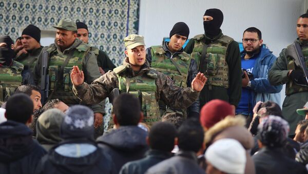 Un militar trata de dispersar a los manifestantes en Túnez - Sputnik Mundo