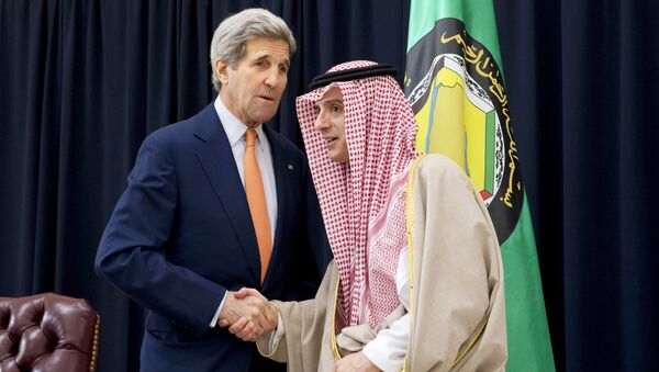 John Kerry, secretario de Estado de EEUU, y Adel al Jubeir, canciller de Arabia Saudí - Sputnik Mundo