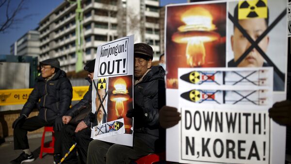 Unos protestantes en Seúl se manifiestan en contra de la escalada de tensión de Corea del Norte - Sputnik Mundo