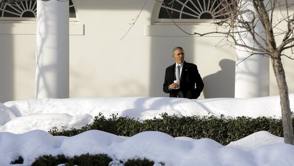 U.S. President Barack Obama waits for members of his staff in the Colonnade as he walks to the Oval Office at the White House in Washington January 25, 2016. - Sputnik Mundo