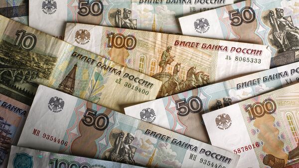 Rublos en billetes de distinto valor - Sputnik Mundo