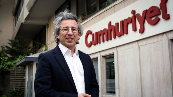 Can Dundar, the editor-in-chief of opposition newspaper Cumhuriyet, speaks to the media outside the headquarters of his paper in Istanbul, Turkey, Thursday, Nov. 26, 2015 - Sputnik Mundo