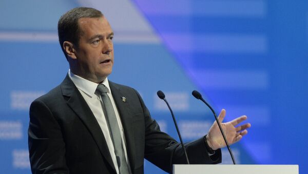 Премьер-министр РФ Дмитрий Медведев принял участие во Всероссийском форуме сторонников Единой России - Sputnik Mundo