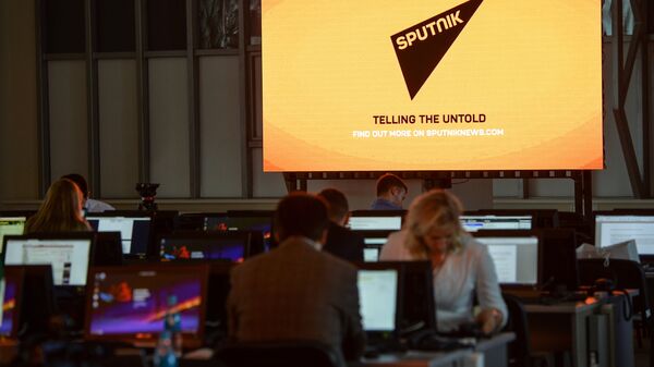 El logo de la agencia de noticias Sputnik en una pantalla en el Foro Económico en Vladivostok - Sputnik Mundo